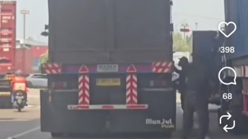 Aksi Bajing Loncat Jakut Bikin Geleng Kepala, Santai Preteli Truk Siang Bolong