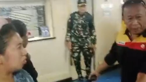 Viral Ibu-ibu Pedagang Asongan Mengamuk ke Anggota TNI AL dan ABK di Kapal Pelni KM Nggapulu