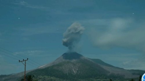 Gunung Lewotobi Erupsi, Masyarakat Terdampak Hujan Abu