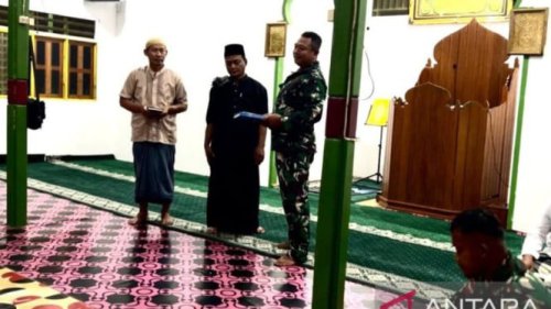 Prajurit TNI Bagikan Alquran dan Buku Yasin untuk Warga Muslim di Pedalaman Papua