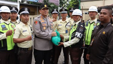 Kapolres Tanjung Priok Salurkan 420 Paket Bansos untuk Buruh, Ojol, hingga Satpam