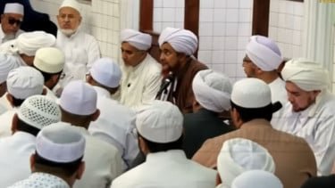 Rutin Baca Ayat Kursi setelah Salat, Habib Umar: Jarakmu dengan Surga Hanya Kematian