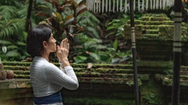 Ikut Ritual Adat Hindu, Netizen Pertanyakan Agama Dian Sastro
