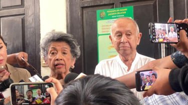 Keluarga Bereaksi Keras Usai Praperadilan Nadiem Ditolak: Ibu Singgung Hasto dan Tom Lembong, Ayah Ungkap Keteguhan Anak