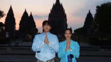 Momen Ji Chang Wook Pose Bareng Pevita Pearce di Candi Prambanan