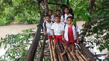 Potret Nestapa Kampung Jengok NTT: Tanpa Listrik dan Air Bersih, Anak Bertaruh Nyawa ke Sekolah