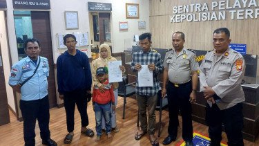 Satu Keluarga Kehabisan Ongkos dan Terlantar di Pelabuhan Tanjung Priok, Dibantu Polisi Pulang ke Bandung