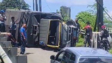 Truk TNI AL di Ambon Terbalik  saat Hendak ke Markas