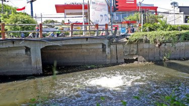 Warga Surabaya Panik! Semburan Berbau Gas Muncul di Sungai Rungkut Tengah