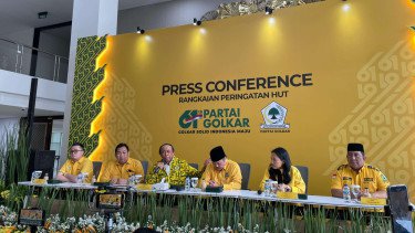Ketua Penyelanggara HUT ke-61 Golkar Muhidin M Said dan jajaran Partai Golkar