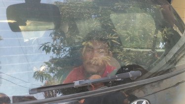 Pria di Tegal diduga hendak mencuri terjebak dalam mobil warga