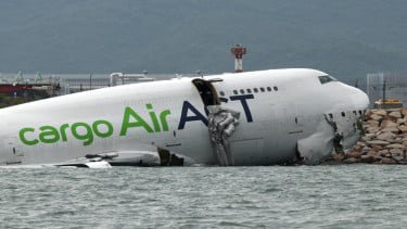 Pesawat Kargo Tergelincir di Hong Kong hingga Nyebur ke Laut, 2 Petugas Bandara Tewas
