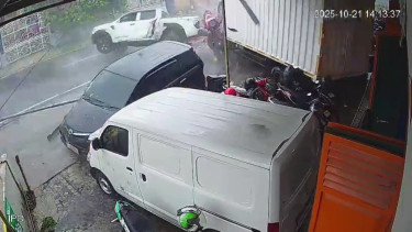 Ford Ranger Alami Aquaplaning, Hilang Kendali Tabrak Tiang Listrik hingga Truk di Pemalang
