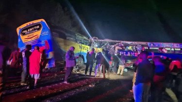 Nyalip dengan Kecepatan Tinggi, Bus di Uganda Adu Banteng-46 Orang Tewas