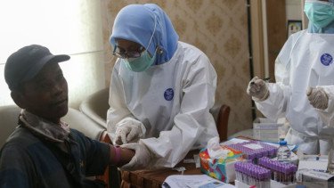 Petugas kesehatan mengambil sampel darah warga terdampak radiasi