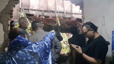 Tembok GOR KONI Bandung Ambruk Timpa Rumah Kontrakan, Ibu-Anak Selamat Berkat Kasur