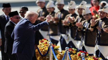 Aksi Trump Joget Khas Kampanye saat Tiba di Malaysia untuk Hadiri KTT ke-47 ASEAN