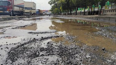 Lubang Bermunculan Usai Jalur Pantura Kaligawe Diterjang Banjir, Mirip 'Jeglongan Sewu'