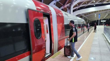 Hasan Nasbi Pamer Naik Whoosh di Tengah Polemik Utang: Saya Bersyukur Ada Kereta Ini