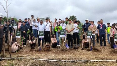 Kegiatan penanaman pohon oleh KLHK di Puncak