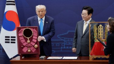 Presiden Trump dianugerahkan Grand Order of Mugunghwa dan replika mahkota emas