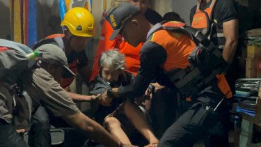 Tim SAR Evakuasi 47 Warga yang Terjebak Banjir di Semarang