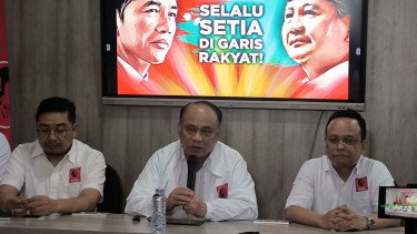 Ketua DPP Projo Budi Arie Setiadi (tengah) di Kantor DPP Projo, Jakarta Selatan