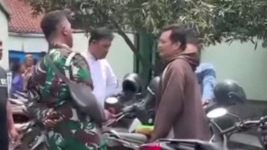 Viral Pria Berseragam TNI Interogasi dan Tendang Warga