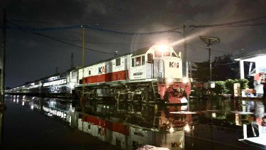 Jalur Rel Kereta yang Terendam Banjir Semarang Mulai Bisa Dilewati dengan Kecepatan Terbatas