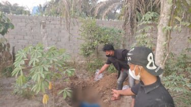 Mayat Terkubur Dibungkus Kain Terpal Ditemukan di Kebun