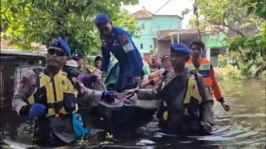 Banjir Semarang, Jenazah Dibawa ke Pemakaman dengan Sekoci