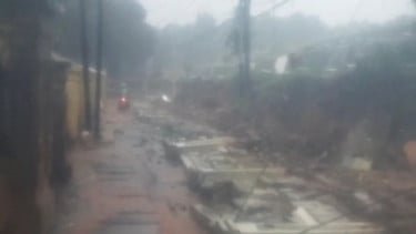 Tembok TPU Jeruk Purut Roboh Diterjang Hujan Deras, Jalan Sempat Ditutup