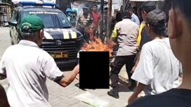 Brutal! Terduga Maling Motor Dibakar Warga di Surabaya