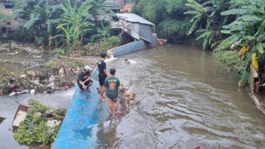 Tanggul Baswedan Jebol, Rumah di RW 06 Jati Padang Terendam Banjir