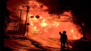 Truk Tangki BBM Meledak di Cianjur, Pos Polisi hingga Ruko Hangus Terbakar