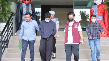 Tertunduk dengan Tangan Dimasukkan Dalam Jaket, Begini Penampakan Onadio Leonardo Saat Diperiksa Kesehatannya