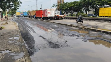 Banjir Surut, Aspal di Jalan Kaligawe Semarang Terkelupas Parah