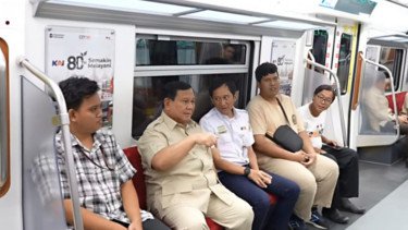 Kesan Prabowo Naik KRL: Bersih dan Nyaman, Saya Suka Naik Kereta