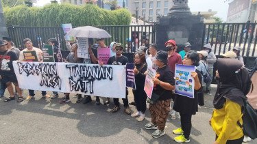 Massa Desak Pembebasan Aktivis Pati "Teguh dan Botok" di Depan Mapolda Jateng