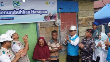 Cahaya dan Harapan di HLN ke-80: PLN Sambungkan Listrik Gratis Bagi Keluarga Prasejahtera di Padang