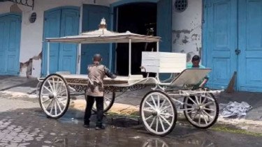 Jenazah Paku Buwono XIII Dikirab dari Keraton Solo ke Loji Gandrung Pakai Kereta Jenazah, Ini Rute yang Dilewati