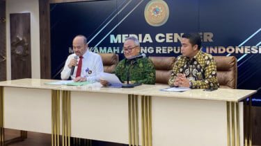 Ketua Umum PP Ikahi, Yasardin (tengah) di Mahkamah Agung, Jakarta Pusat