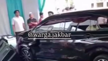 Mobil tabrak tenda acara maulid di Jakarta Barat