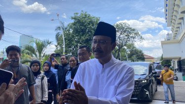 Mensos Saifullah Yusuf Jenguk Korban Ledakan SMAN 72 di RS Islam Cempaka Putih