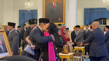 Momen Titiek Peluk Erat Bambang-Tutut Usai Soeharto Diberi Gelar Pahlawan Nasional
