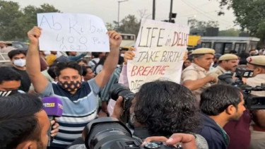 Aksi demo protesi polusi udara di Kota New Delhi India