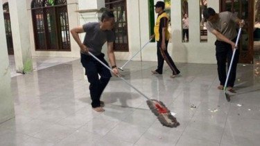 SMAN 72 Jakarta, Kelapa Gading, Jakarta Utara, dibersihkan polisi pascaledakan