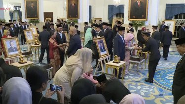 Momen Mensos Gus Ipul Sungkem ke Sinta Nuriyah Saat Upacara Pengaungerahan Gelar Pahlawan Nasional