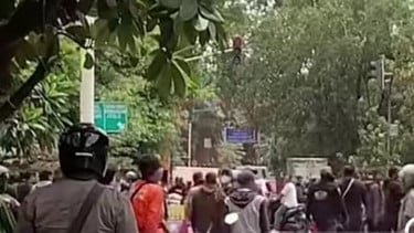Bentrok di Cengkareng, Ormas dan Debt Collector Adu Kekuatan, Warga Panik