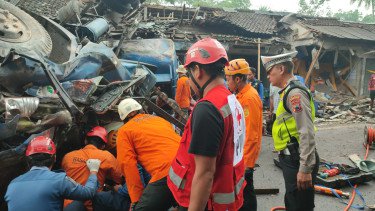 Truk BBM Oleng Tabrak Mobil dan Warung di Purworejo, 1 Tewas 3 Luka Berat
